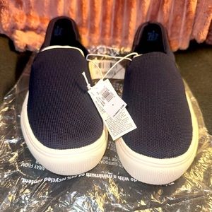 NEW WITH Tags - Women’s Old Navy_ Navy Blue/White Deck style casual shoe.
